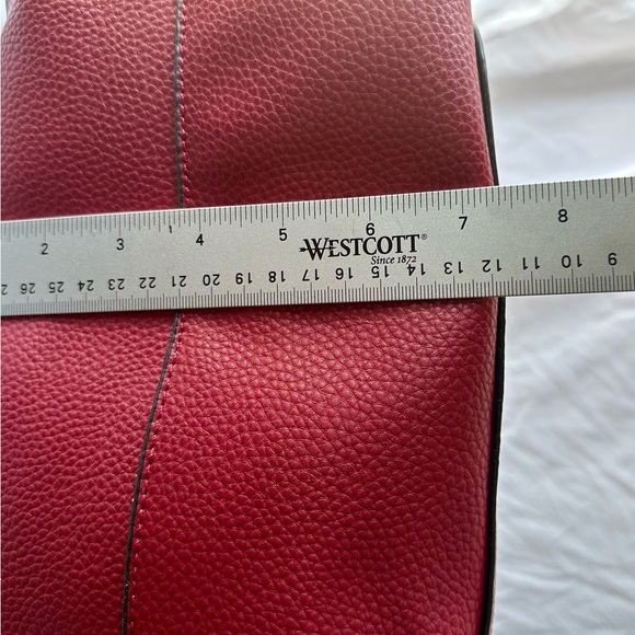 ⚡️⚡️❤️❤️Seven Days vegan leather red bag. NWT. 2 pieces. Make up bag included. - Picture 9 of 13